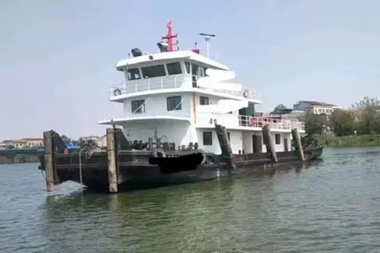 Pionowy holownik ze śmigłem rufowym